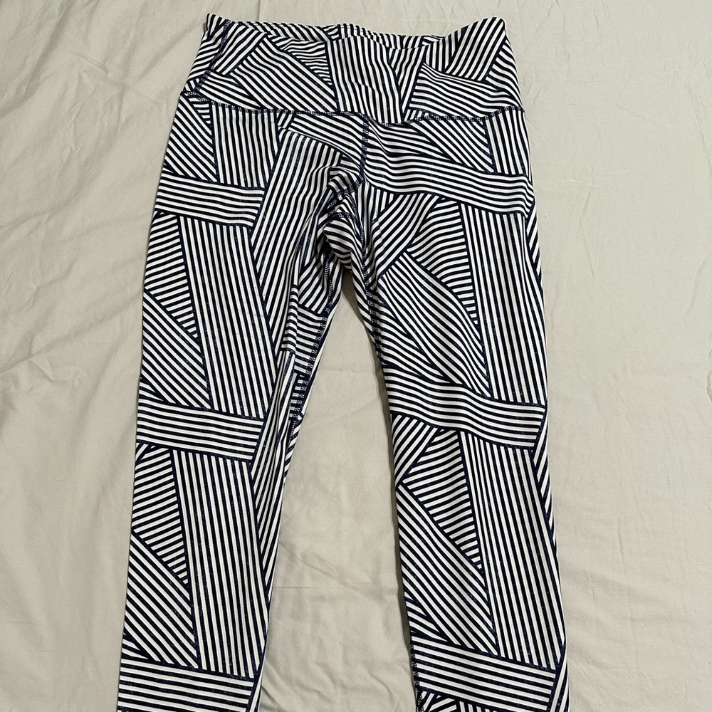 Old Navy ankle length workout pants in fun navy and white pattern.